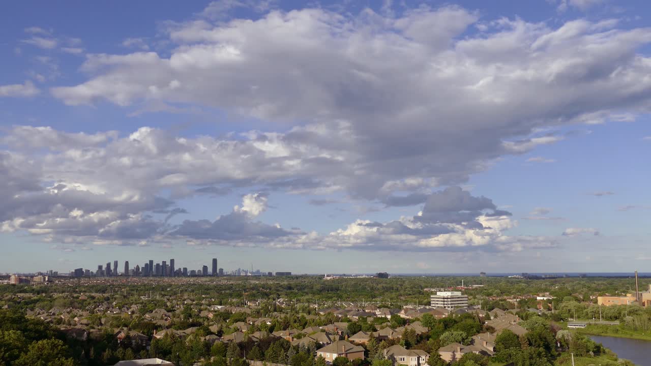 캐나다 미시소거 상공의 놀라운 무지개와 구름의 저속 촬영