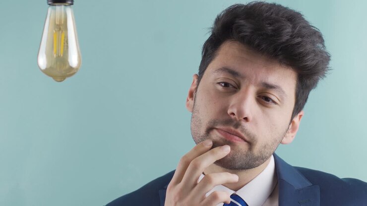 Trovare una nuova idea. Un imprenditore pensieroso ha una nuova idea. Eureka.