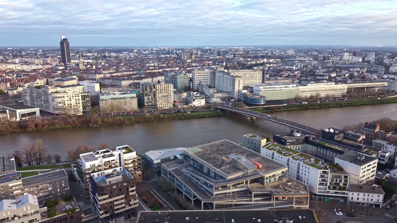 Vista aerea della Loira con il ponte Haudaudine nel paesaggio urbano di Nantes, l’ospedale universitario di Nantes e la Tour de Bretagne sullo sfondo, Loira Atlantica, Francia