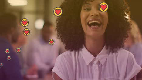 animación de corazones flotando sobre feliz mujer afroamericana
