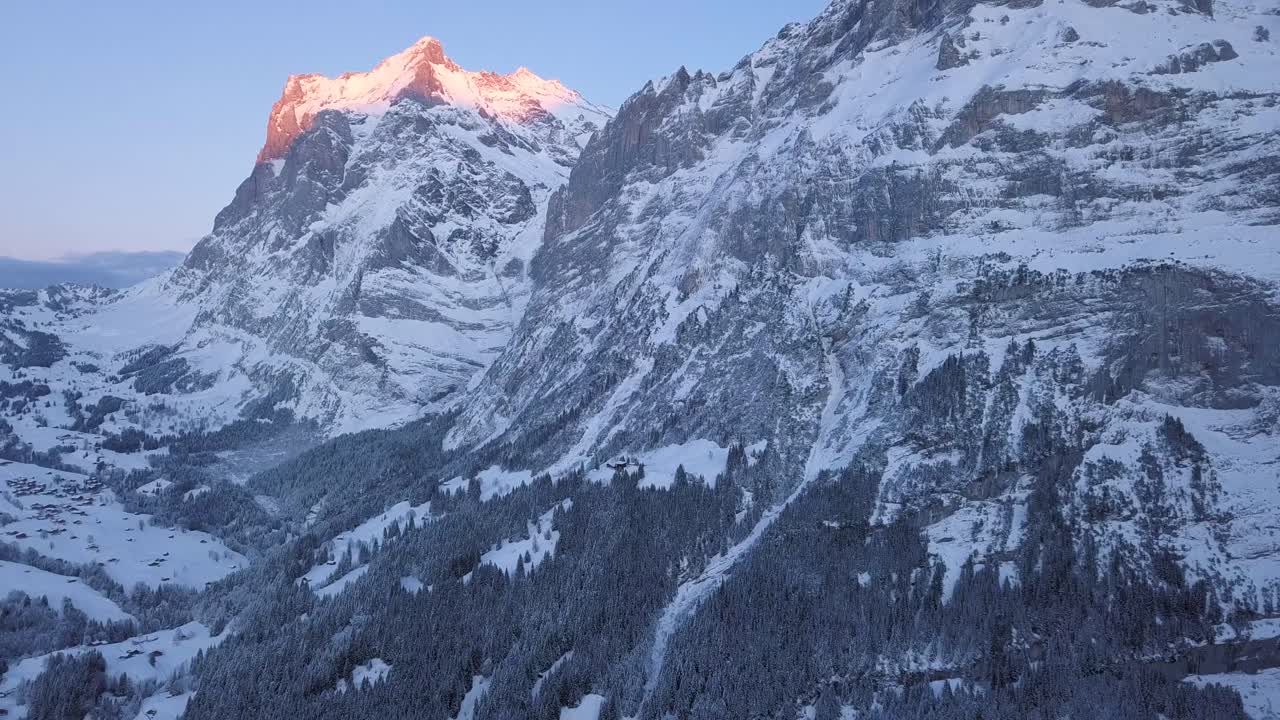 vista aérea de una puesta de sol en invierno con la gran montaña wetterhorn en los alpes suizos en grindelwald