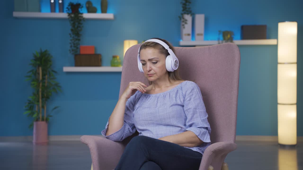 헤드폰으로 음악을 듣는 여성은 불행하고 슬프다.