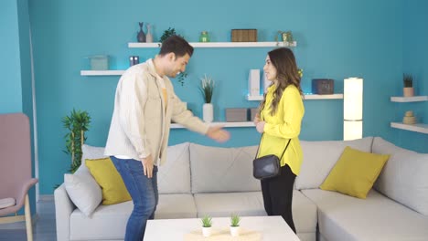 부끄럽고 귀여운 젊은 남자와 여자가 집에서 만납니다.