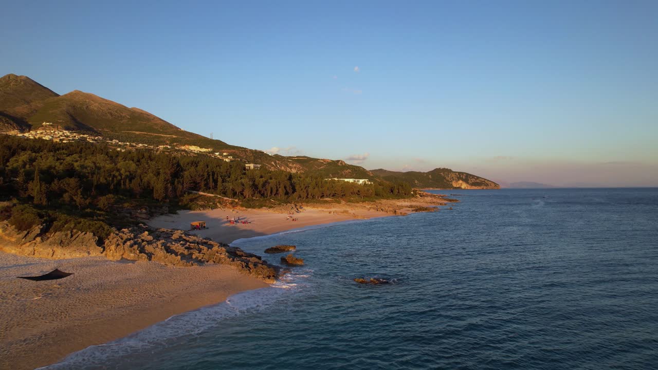 playas de arena y acantilados bañados por el mar jónico en una hermosa costa con bosques y montañas en albania