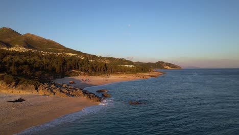 Sandstrände-Und-Klippen,-Die-Vom-Ionischen-Meer-In-Einer-Wunderschönen-Küstenlinie-Mit-Wald-Und-Bergen-In-Albanien-Umspült-Werden