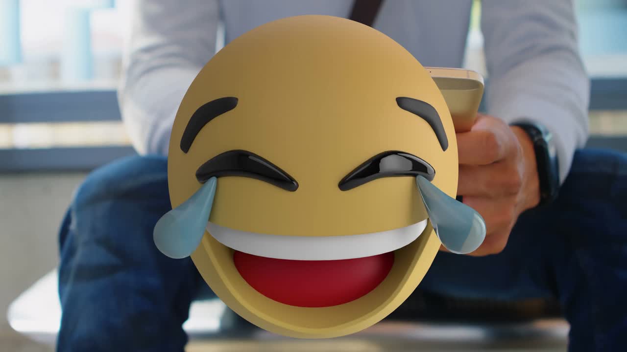 iconos de emoji con una mujer usando un teléfono inteligente en el fondo 4k