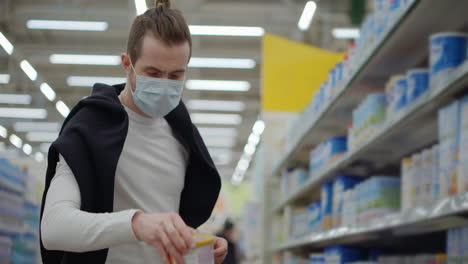hombre con máscara de compras en el supermercado