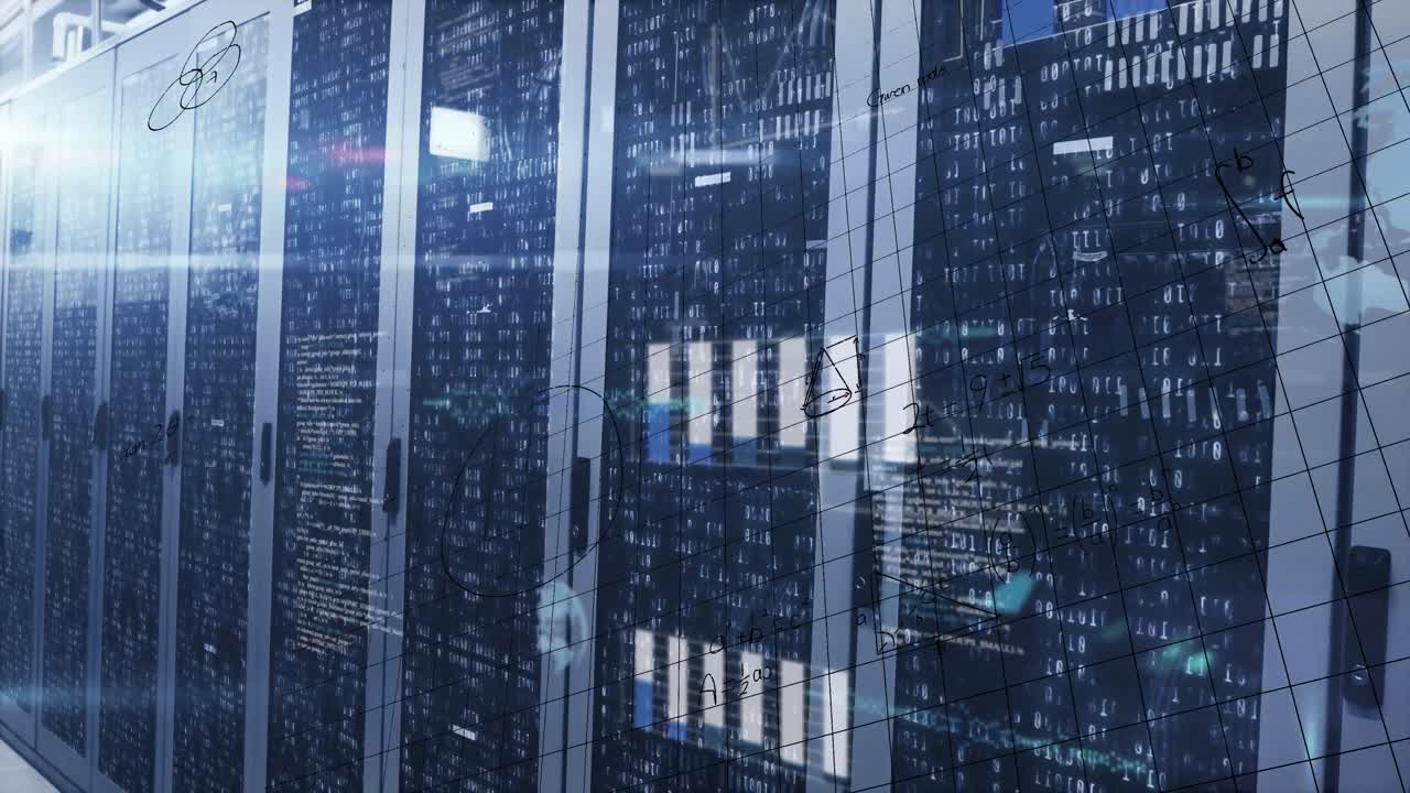 animación de ecuaciones matemáticas y procesamiento de datos contra una sala de servidores de computadora vacía