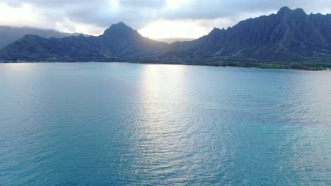 dolly aéreo hacia adelante que muestra la vasta cadena montañosa que rodea ocean bay
