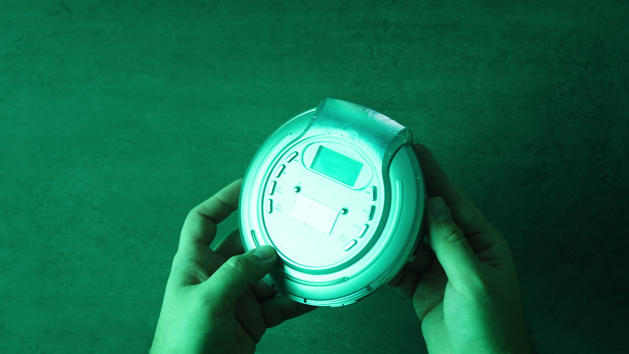 manos con un reproductor de cd portátil