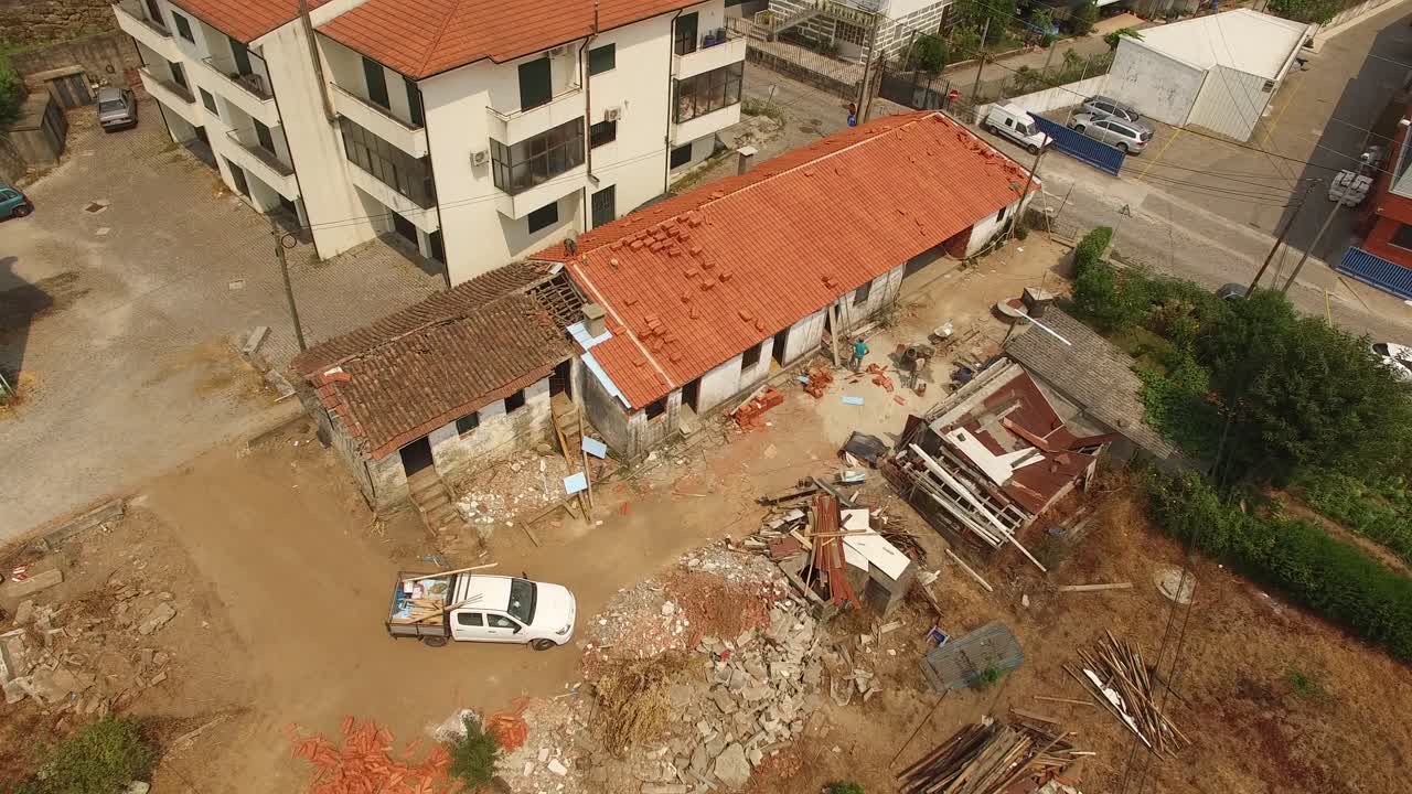 durante la construcción de una nueva casa de madera, se construyó una viga de techo de madera a partir de un edificio adyacente