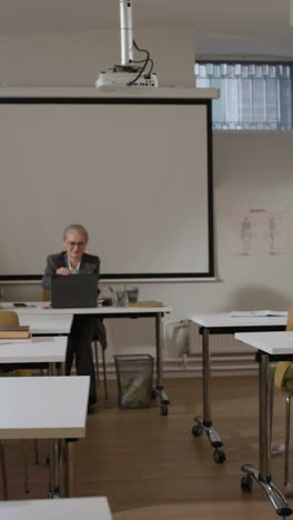 escena del aula con el maestro y los estudiantes