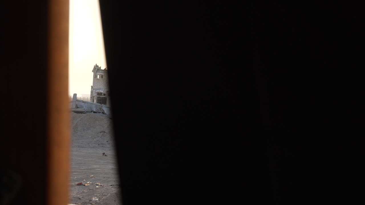 건물의 새의 안전에서 적 전투원을 위해 파괴된 풍경을 조사하는 것.