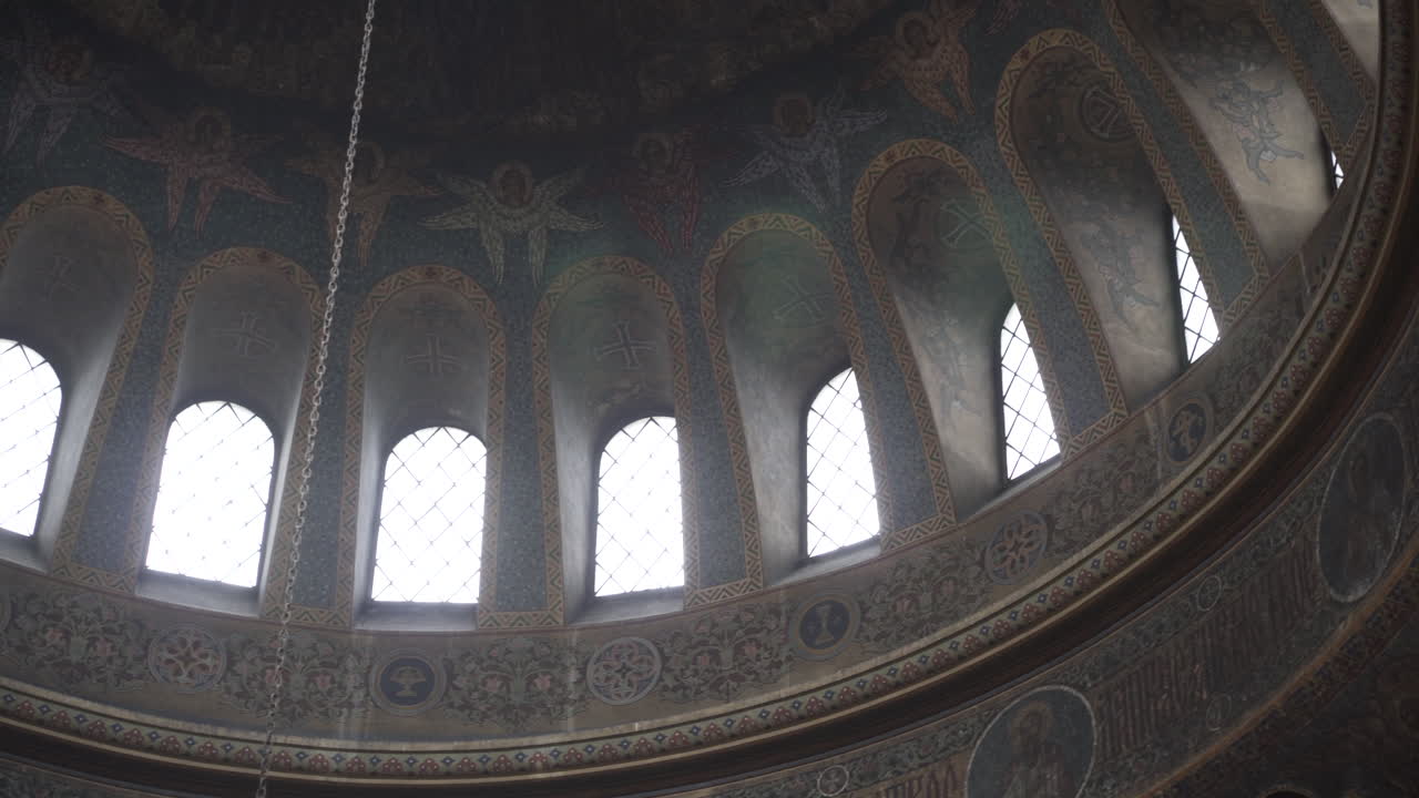 한 줄기 빛이 교회 창문에서 나온다