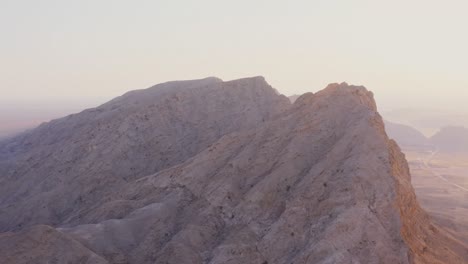 imágenes de drones en 4k, vista aérea de la meseta de rocas fósiles en el desierto de mleiha con ondas de arena, paisaje geológico de la esfinge en las dunas de arena del desierto en los emiratos árabes unidos, videos de drones