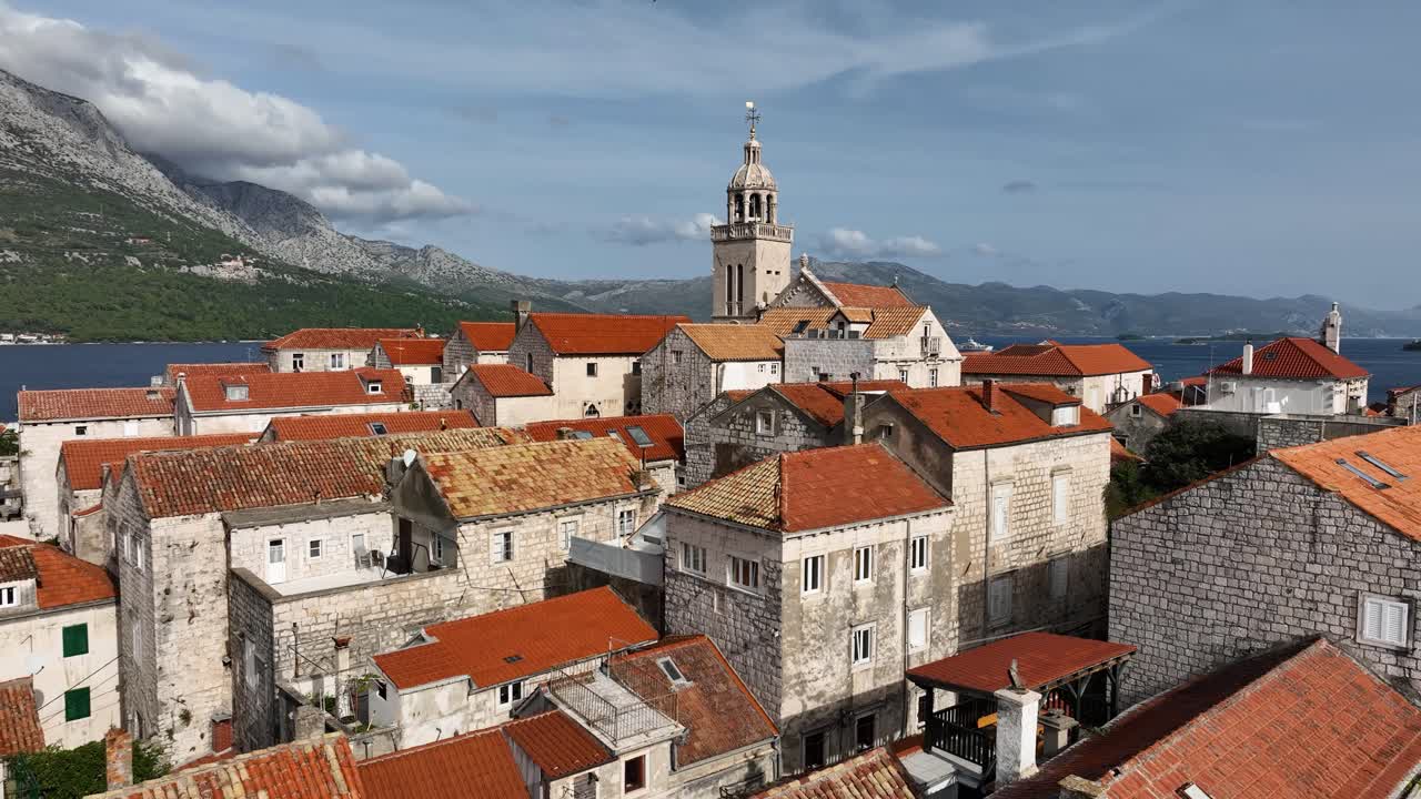 바가에 있는 돌로 지어진 건물과 오렌지색 지붕이 있는 코르라의 역사적인 마을의 전망