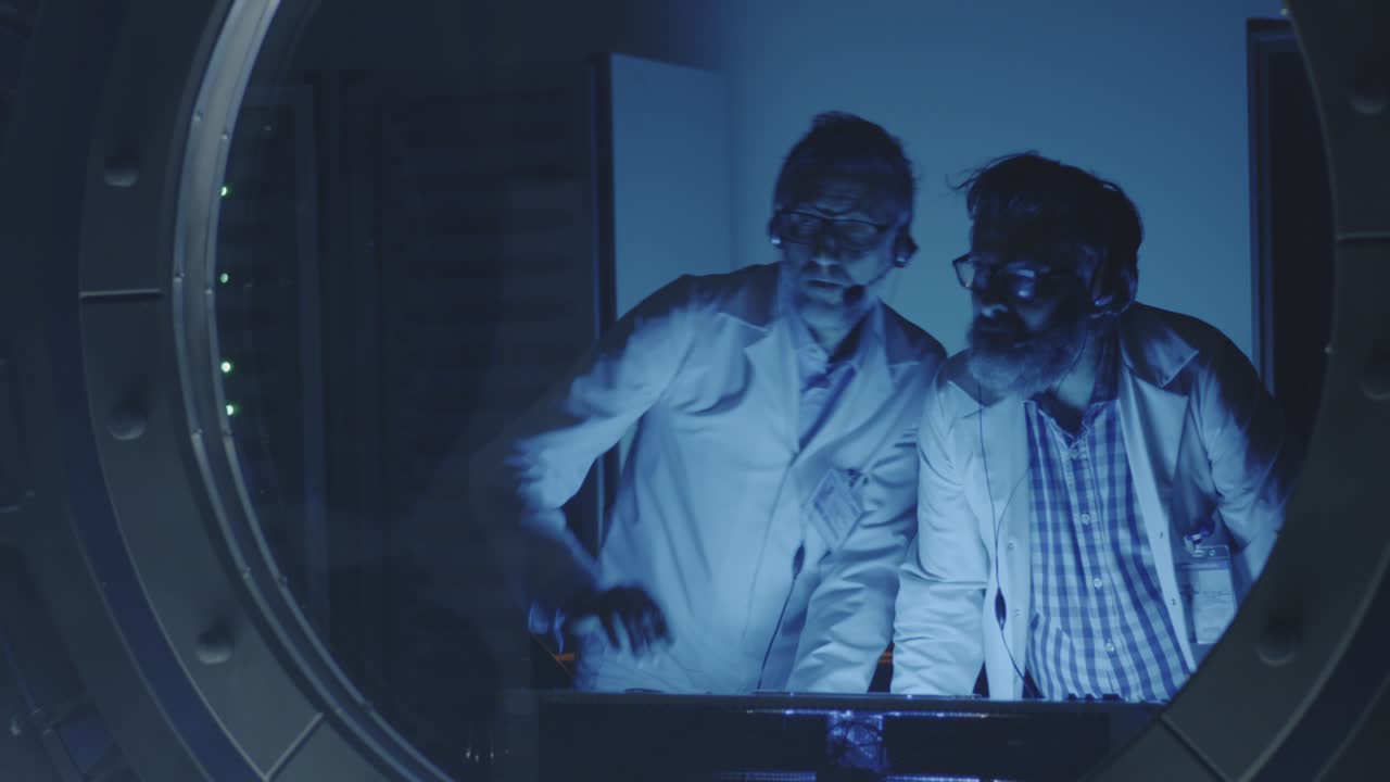 científicos realizando una prueba en un laboratorio