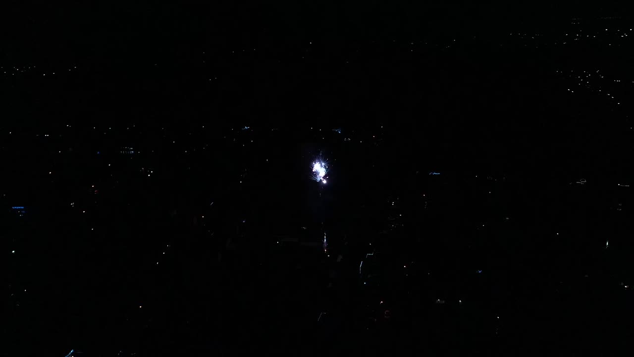 2020년 12월 31일 1080p 60fps dji mavic 2 pro에서 캡처한 새해 전날 마을 불꽃놀이의 피벗 샷