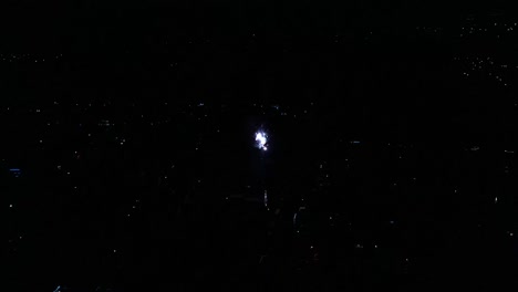tiro pivote de los fuegos artificiales del pueblo en la víspera de año nuevo 2020 31 de diciembre capturado en 1080p 60fps dji mavic 2 pro