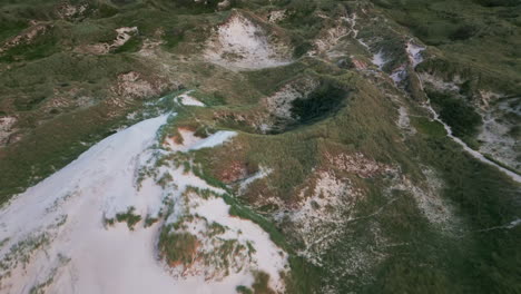 Vista-Aérea-De-Senderos-Sinuosos-A-Través-Del-Sistema-De-Dunas-Costeras-De-Dinamarca.