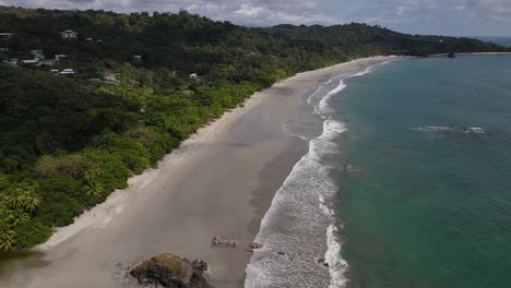 Disparo-De-Drones-Volando-Sobre-La-Arena-Paralelo-A-La-Costa