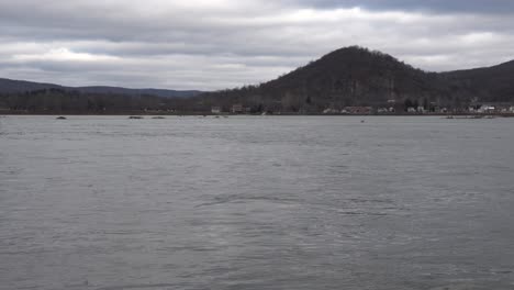 산을 배경으로 한 사스케하나 강(susquehanna river)의 전망