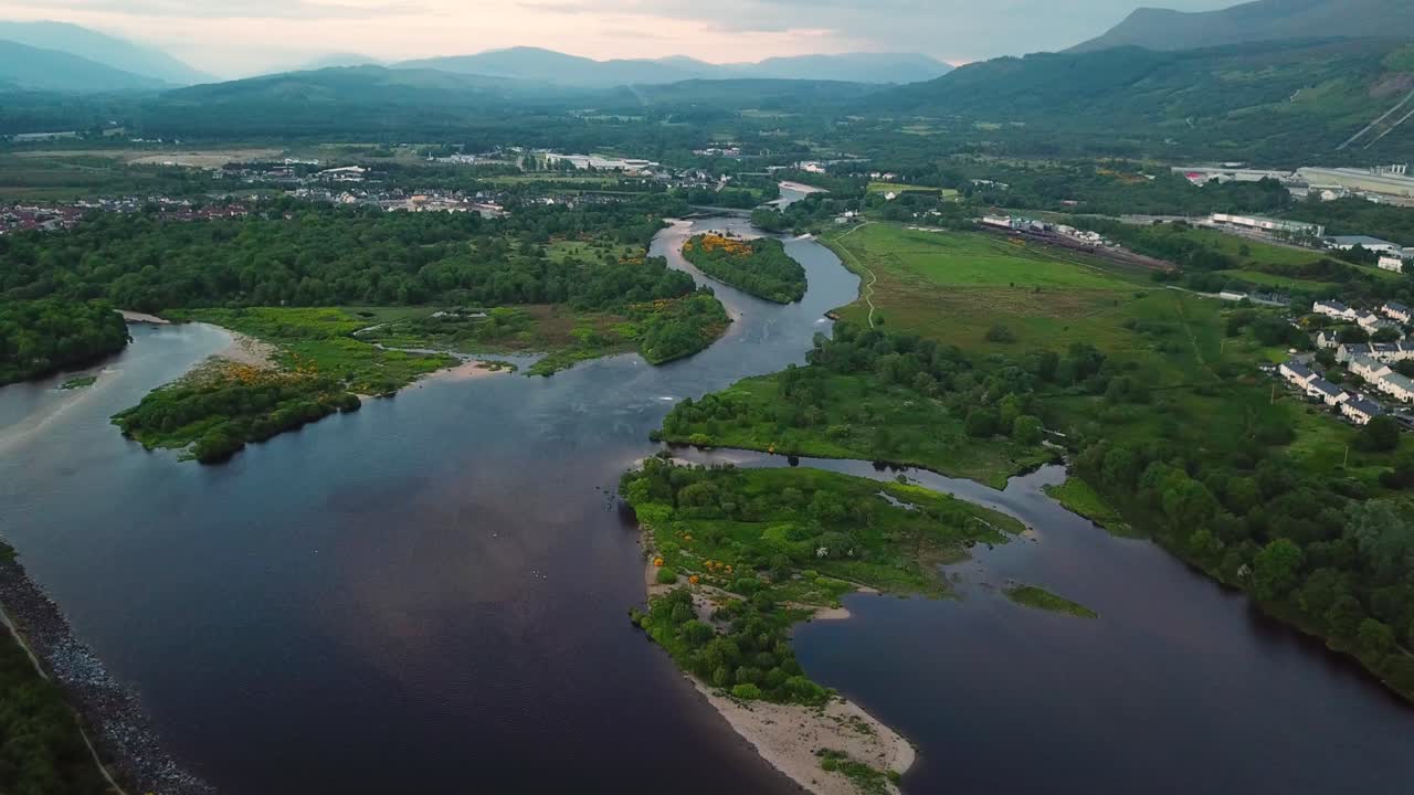fort william en loch linnhe con ben nevis detrás, vista aérea de las tierras altas escocesas