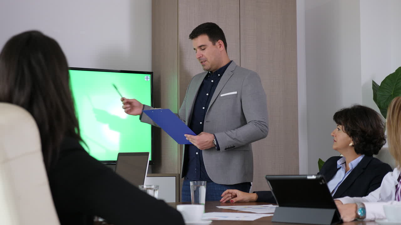 reunión de negocios con presentación en pantalla verde