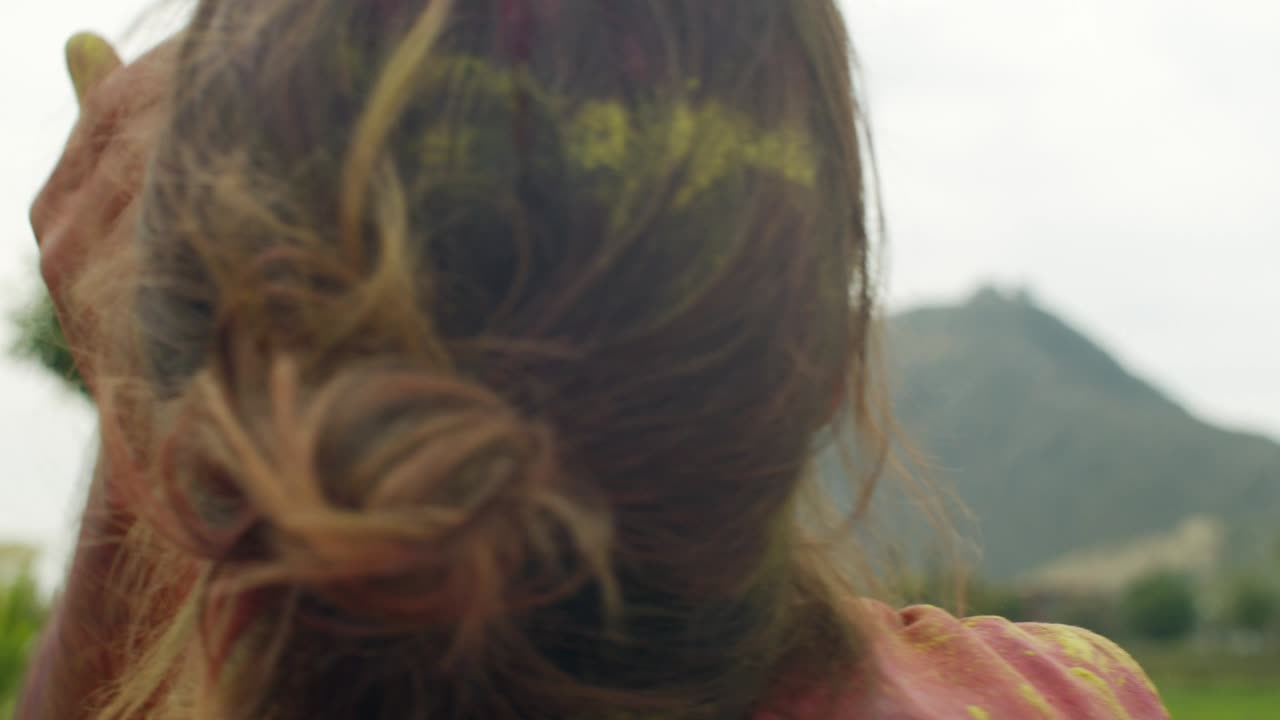 관광객들의 축제: 전통적인 인도 힌두교 색 축제