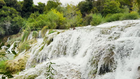 una gran cascada ruge entre la vegetación exuberante