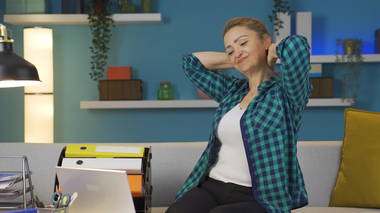 la mujer de la oficina en casa es rica.