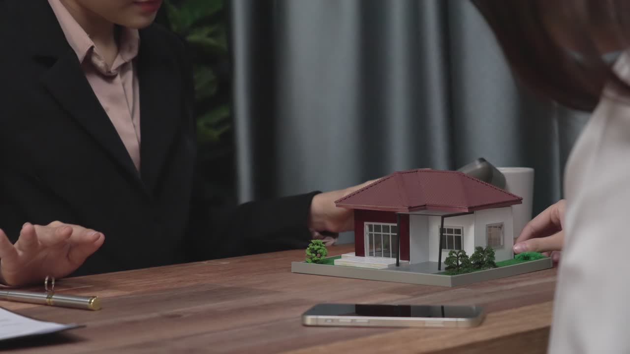 Primo piano: cliente entusiasta esamina la documentazione del contratto per un mutuo per la casa.