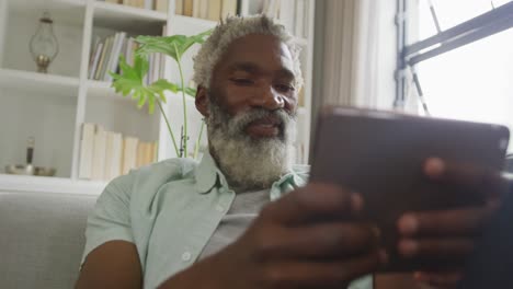 Video-De-Un-Anciano-Afroamericano-Usando-Una-Tableta