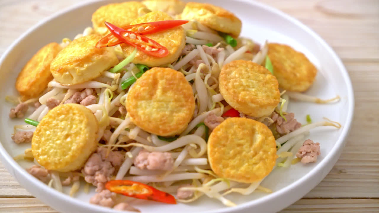 볶은 콩나물, 달걀 두부, 다진 돼지고기 - 아시아 음식 스타일