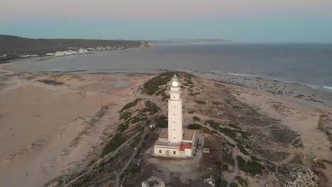 Luftaufnahme-Des-Leuchtturms-Von-Cape-Trafalgar-Bei-Sonnenuntergang