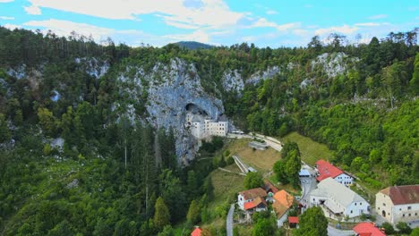 Imágenes-Aéreas-De-Drones-4k-Del-Castillo-Renacentista-De-Predjama-Y-Postojna