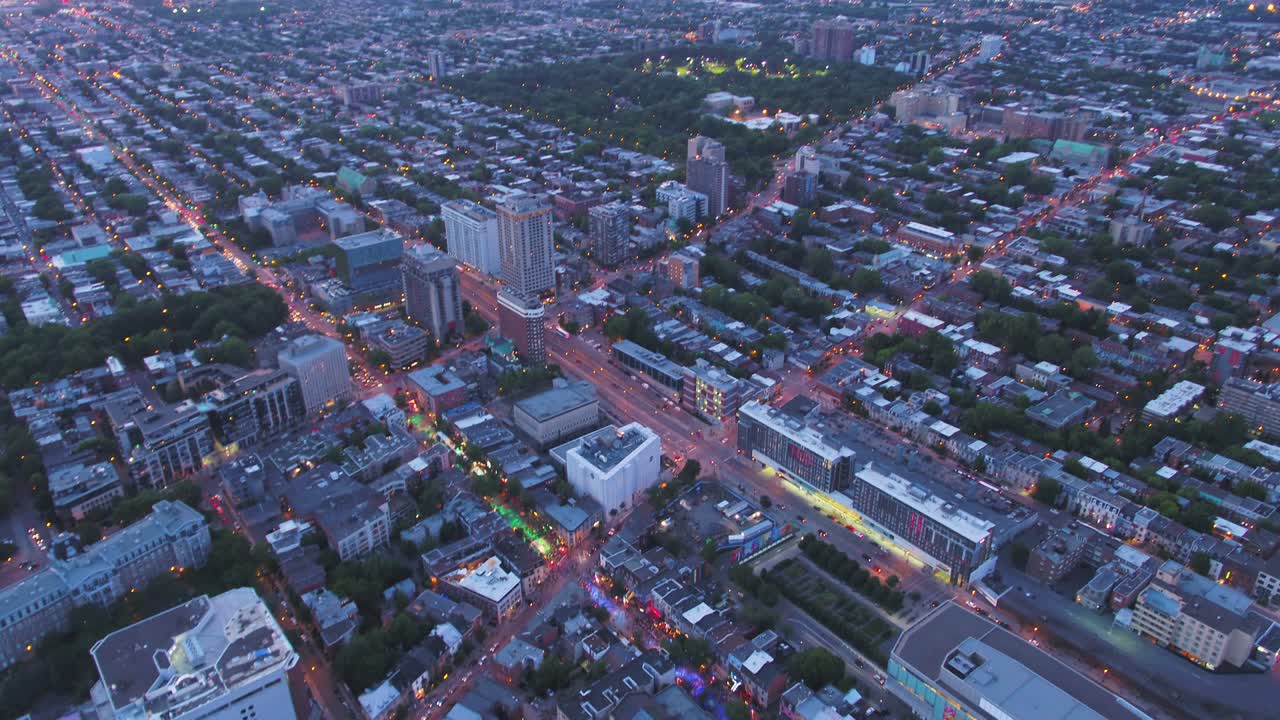 몬트리올  에어리얼 v100 버드사이 뷰 (bird's eye view) - 길거리 축제 주변을 날아다니며