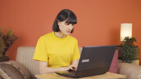 concentrated woman working on laptop.