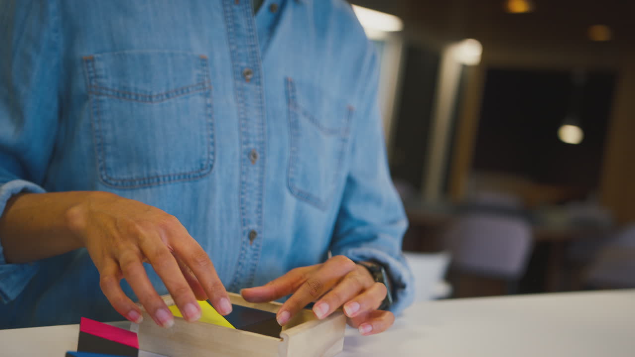 joven mujer de negocios en una oficina moderna haciendo rompecabezas de forma en la mesa