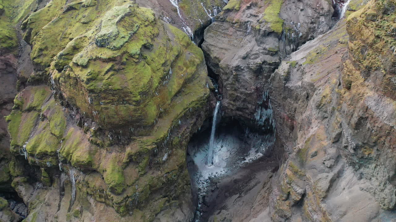 catarata en el cañón oculto, sur de islandia - hermoso paisaje natural - fotografía aérea