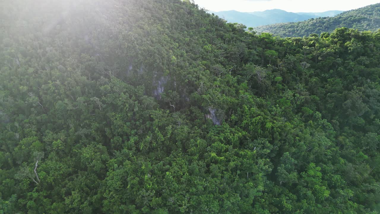 ascensión aérea de la colina selvática, faro de bato, cataduanes, filipinas