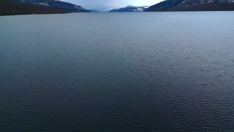 Beim-Flug-über-Den-See-Loch-Ness-Kommen-Die-Malerischen-Hügel-Am-Horizont-Zum-Vorschein