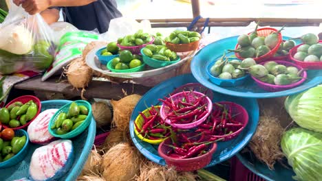 verduras vibrantes expuestas en un mercado flotante