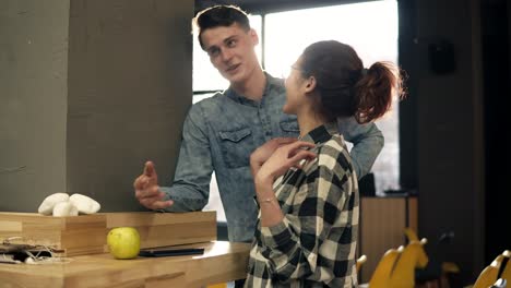 pareja linda de dos jóvenes charlando, hablando, sonriendo y riendo de algo. juventud, pasando tiempo juntos.