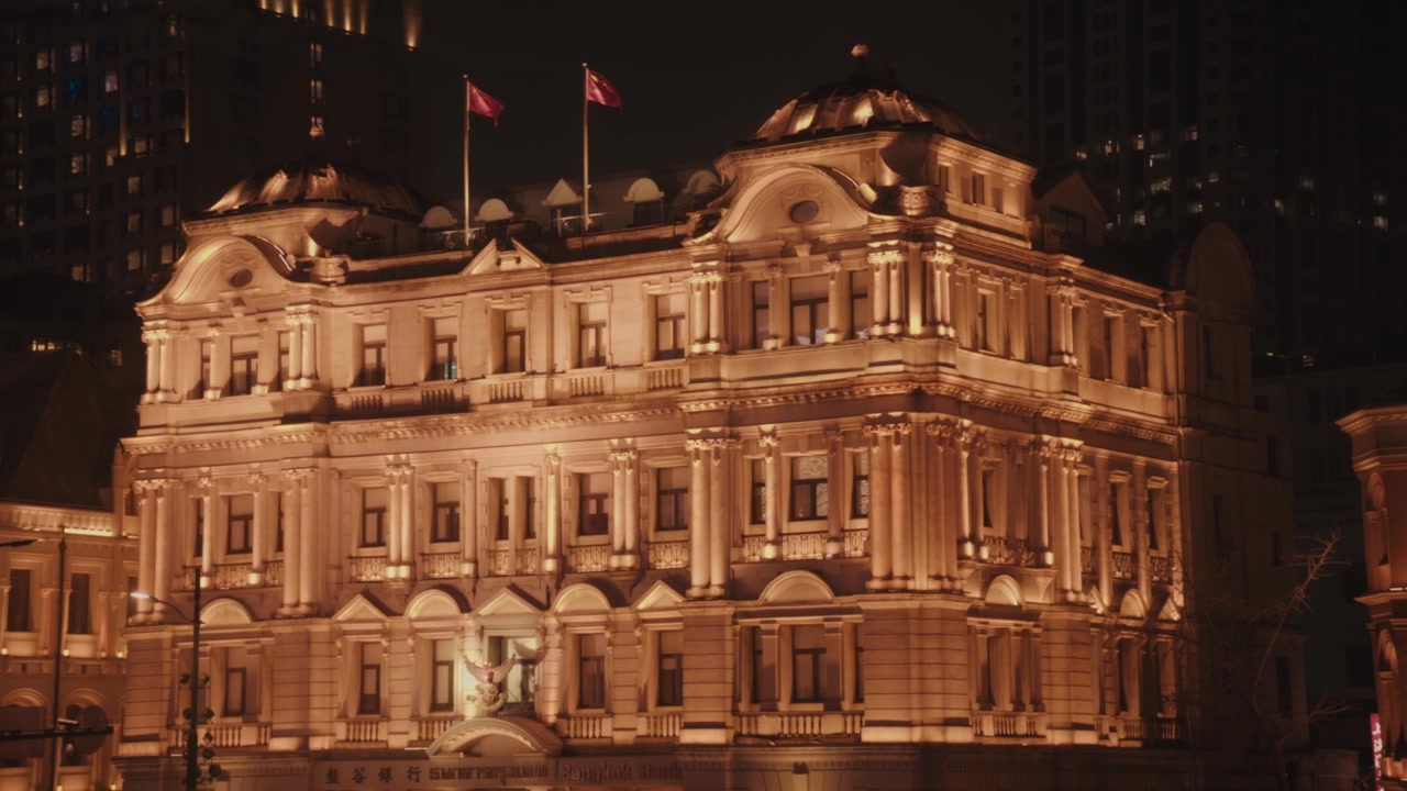 Scatto notturno ravvicinato della facciata ornata di un edificio storico in stile barocco francese sul Bund, Shanghai.