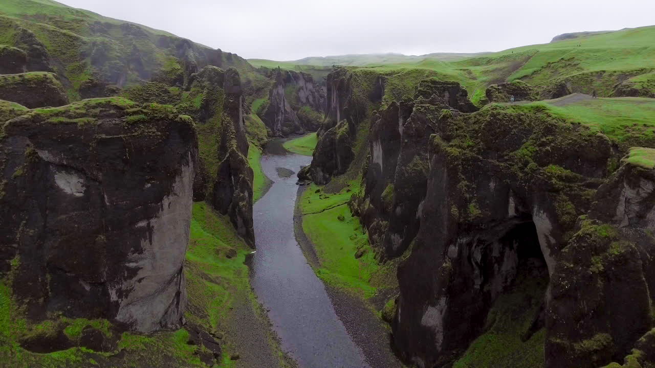 paisaje único de fjadrargljufur en islandia.