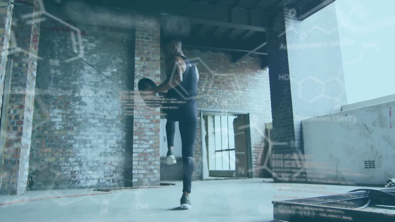 화학 구조와 데이터 처리 아프리카계 미국인 남자가 의학 공으로 일하고 있습니다.