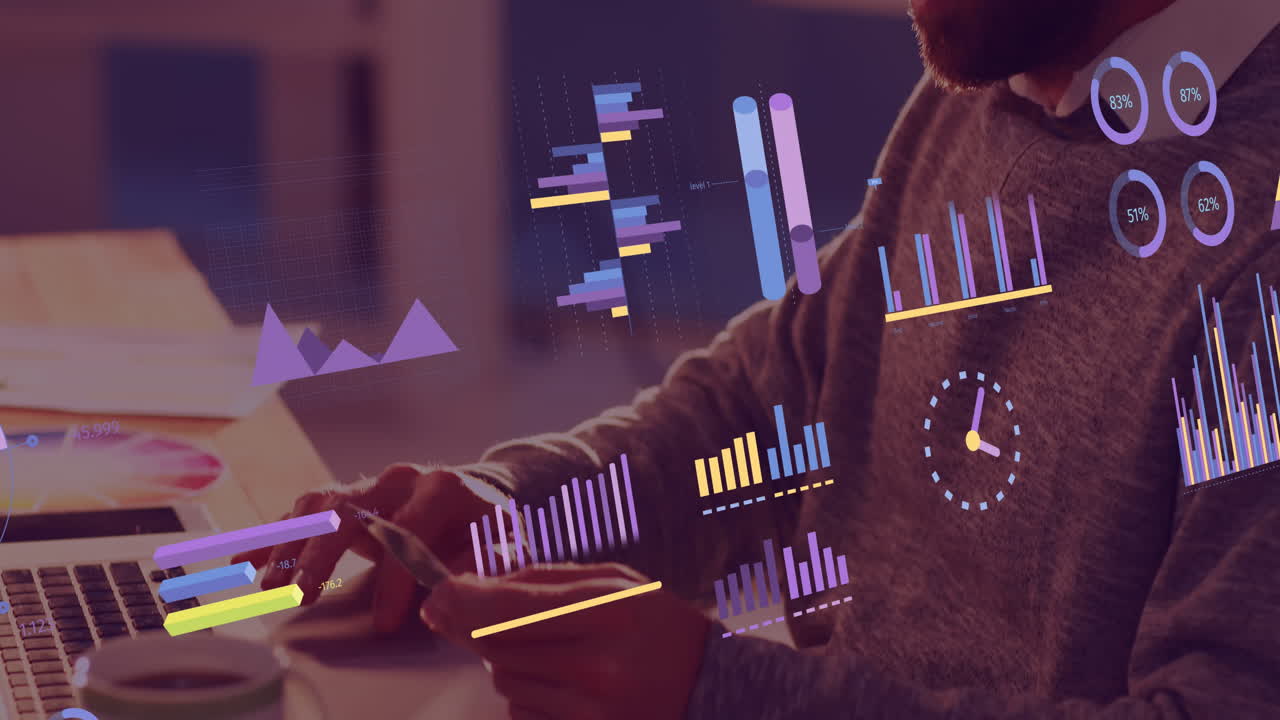 animación del procesamiento de datos financieros sobre empresario biracial utilizando la computadora.