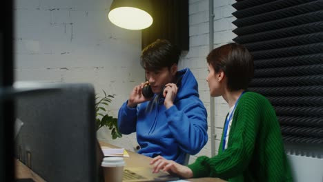 dos colegas trabajando hasta tarde en una oficina