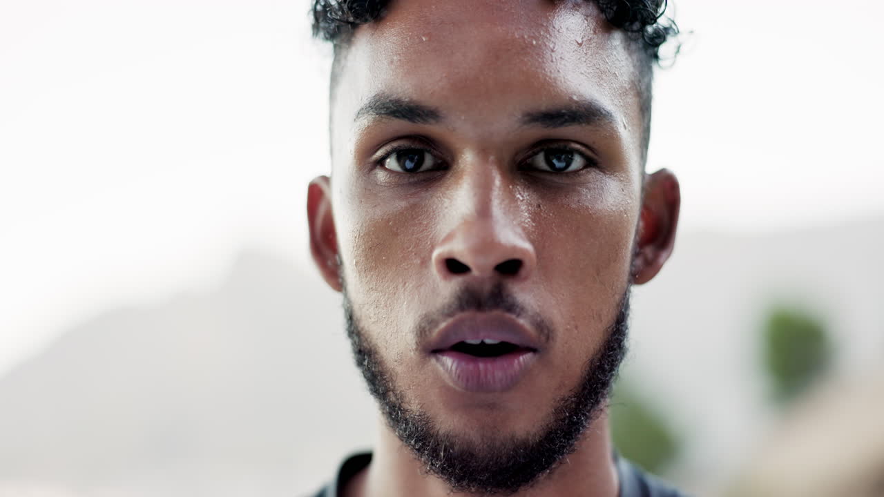 hombre cansado, cara y sudor en el descanso de fitness